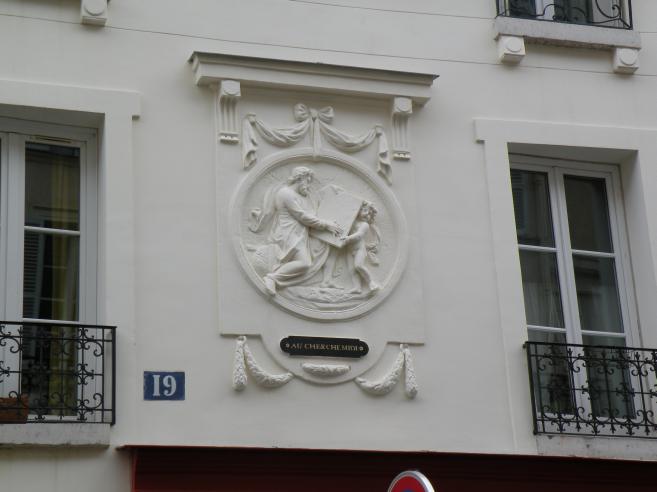  sculpture dans une façade d'immeuble: au cherche midi